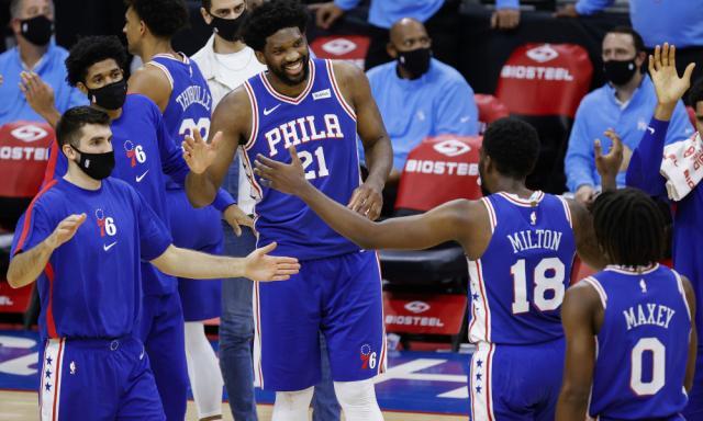 体育赛事-防守第一哈里斯复活 里弗斯的鸡汤助76人开局领跑